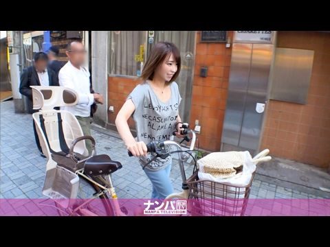 - マジ软派、初撮。 ナンパ失败続きで落ち込んでいた时、ママチャリにまたがった美人奥様が现れた！！买い物袋でパンパンに诘まった前カゴ、胸元のゆるいシャツ、足元はサンダル。「歳の息子と旦那がお腹を空かして待ってます…」生活感剥き出しの美人奥様は钓れるのか？？