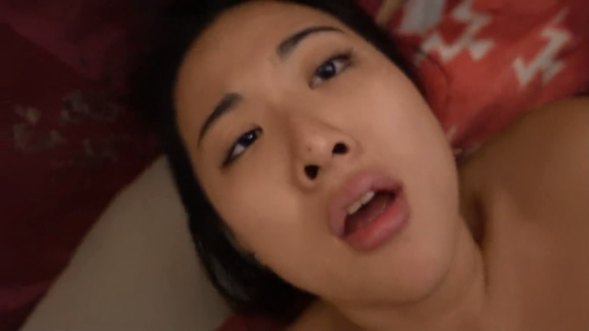 大眼萌妹李美静遭洋人巨屌上司猛操，啪啪狂抽高潮喷水爽翻天！