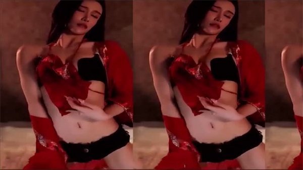 艾可乐斗鱼超火定制：抹油巨乳乳沟双指插口，脱衣舞极致诱惑