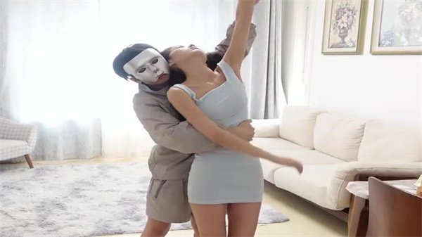 骚浪极品女房东灵灵，被租客按在沙发上狂爆巨乳猛操内射！