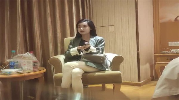 清纯校花沦为外围女，被金主在教室狂操到求饶