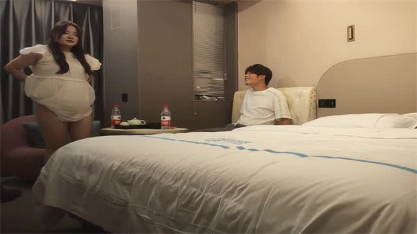 D罩杯骚货穿女仆装 日久生情被狂干到高潮喷水