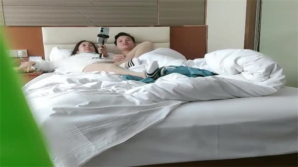 骚白寻花！极品人妻被单男轮操，夫妻玩嗨羞耻3P狂潮！