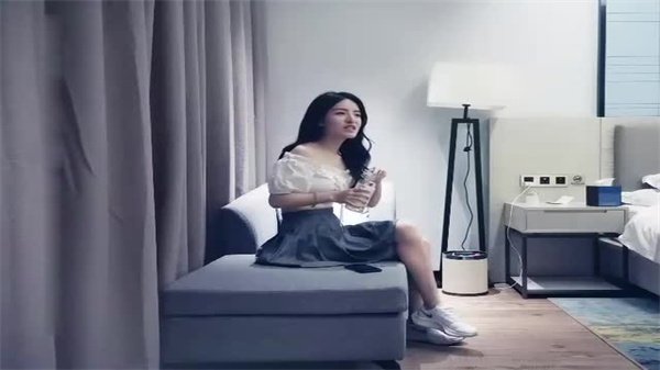 皮肤白皙极品骚女狂舔巨屌，荡妇骑乘猛烈爆操，淫声浪语高潮不断