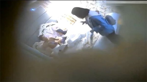 偷拍极品人妻私处干涩，猛烈贯穿爆出淫水高潮连连