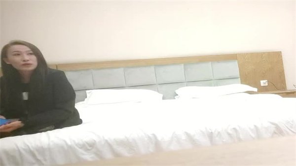 巨屌深夜约战外围御姐，黑丝美腿狂浪诱惑到内射