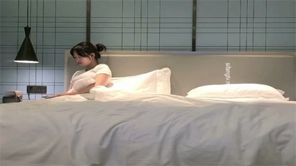 小宝寻花：顶级商务女神S级诱惑，被小宝疯狂爆操，骚穴湿滑潮吹不止！
