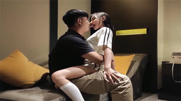 大圈00后平面模特，极品小仙女舌吻被操到高潮