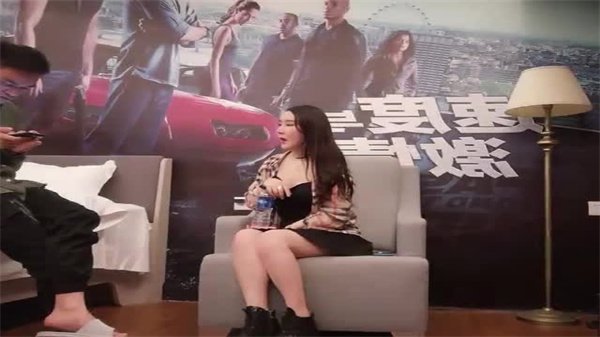 约网红脸极品妹子沙发调情扣逼狂干