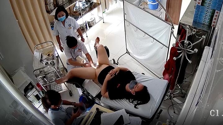 偷拍医院妇科诊室！护士夹子捅逼医生摸奶二指禅狂干
