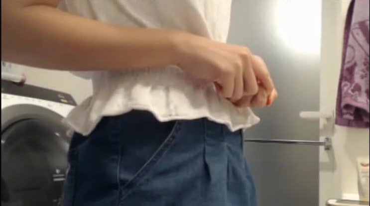 闺蜜诱惑！学生宿舍偷拍：淫荡室友浴室震动棒狂弄骚穴自慰高潮