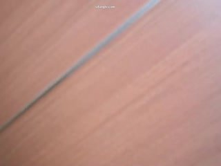 时髦女孩，没料到有一天也会被偷拍上厕所，这屁股真是白 好喜欢哦！
