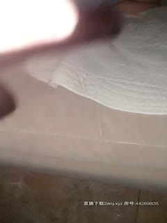 东北小伙把刚认识不久的良家妹子灌醉，偷偷掰穴拍摄还要霸王硬上弓，妹子迷迷煳煳的被插得哭了起来