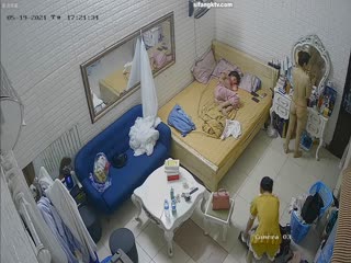 监控破解偷窥一居室三个姐妹在家里光熘熘的换衣服