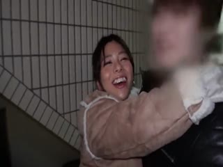 777YMYM-011 ヤミヤミ007_パンツ丸见えで驻车场に落ちてた爆乳女&amp;変なくつ下の潮吹き过ぎ女_ヤミヤミアルコール